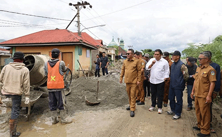 Wako Alfin dan Ketua DPRD Sungai Penuh meninjau pembangunan jalan inpres di Tanjung Mudo, Kecamatan Hamparan Rawang, Selasa (7/10/2025).