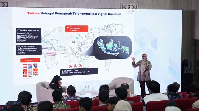 Direktur Utama Telkom Dian Siswarini saat memberikan pemaparan pada acara peluncuran Telkom AI Campus di Universitas Muhammadiyah Yogyakarta (UMY) pada Kamis (23/10). Foto; dok. Telkom