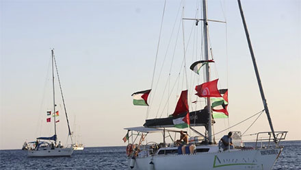 Dua kapal yang tergabung dalam Global Sumud Flotilla berlayar menembus blokade laut Israel untuk mengirimkan bantuan kemanusiaan ke Gaza di Yunani, Jumat (26/9/2025). Foto: Stefanos Rapanis/Reuters
