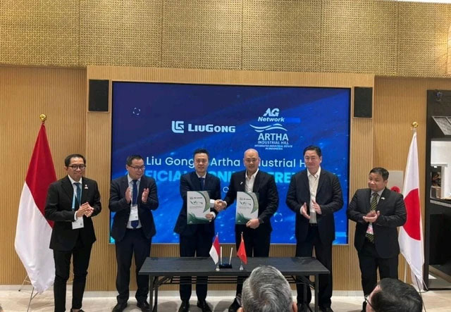Penandatanganan LiuGong Indonesia dengan kawasan industri Artha Industri Hill. Foto: LiuGong Indonesia
