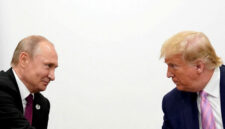 Presiden AS Donald Trump dan Presiden Rusia Vladimir Putin mengadakan pertemuan bilateral pada KTT para pemimpin G20 di Osaka, Jepang 28 Juni 2019.  Foto: REUTERS/Kevin Lamarque