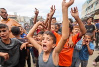 Warga Palestina merayakan gancatan senjata fase pertama Israel dan Hamas di Khan Younis, Jalur Gaza, Kamis (9/10/2025). Foto: Omar AL-QATTAA / AFP
