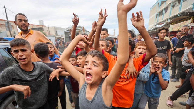 Warga Palestina merayakan gancatan senjata fase pertama Israel dan Hamas di Khan Younis, Jalur Gaza, Kamis (9/10/2025). Foto: Omar AL-QATTAA / AFP
