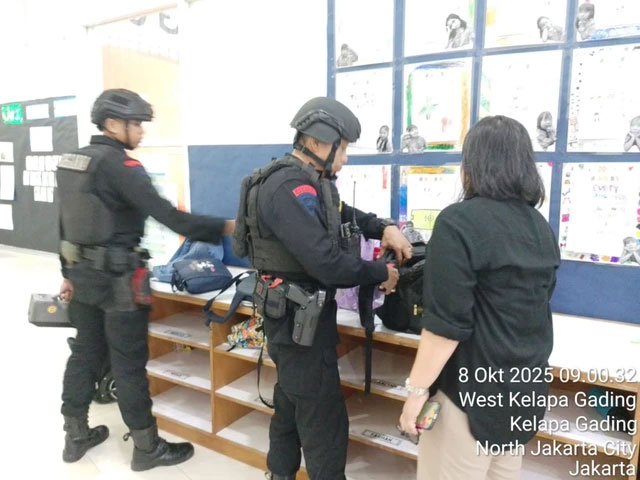 Pengecekan ke sekolah North Jakarta Intercultural School di Kelapa Gading yang menerima ancaman bom. Foto: Dok. Istimewa