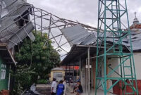 Atap rumah warga yang terbawa angin puting beliung menimpa mushola di Desa Tegalsari, Kecamatan Plered, Kabupaten Cirebon, Jumat (24/10/2025). Foto: kumparan