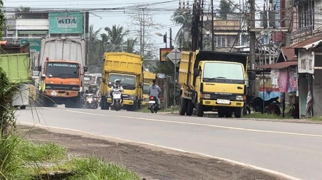 ANTREAN TRUK - Antrean panjang truk terlihat di SPBU Tanjung Lumut atau Simpang Gado-gado, Kota Jambi, beberapa waktu lalu.