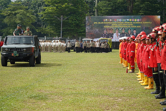 Gubernur Jambi Al Haris dan Pangdam XX/TIB Arief Gajah Mada memimpin apel kesiapsiagaan Karhutla di Kantor Gubernur Jambi