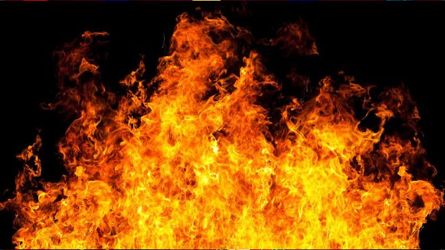 Kebakaran hebat melanda gedung pencakar langit Chinachem Tower di Connaught Road Central, kawasan Central, Hong Kong, pada Sabtu (18/10) sore waktu lokal. (Foto: istockphoto/da-kuk)