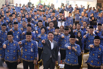 Gubernur Sumsel Herman Deru bersama Kepala BKN sekaligus Ketua Umum Dewan Pengurus Korpri Nasional (DPKN), Prof. Dr. Zudan Arif Fakrulloh dalam kegiatan Rakernas Korpri 2025. Foto : Humas Pemprov Sumsel
