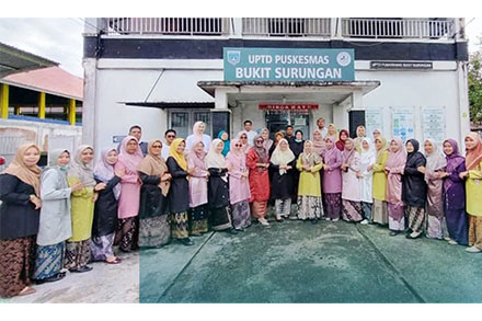 Para ASN perempuan memakai baju kurung basiba  menyemarakkan Hari Jadi Provinsi Sumatera Barat.