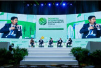 Presiden Direktur PT Astra Agro Lestari Tbk Djap Tet Fa (tengah) menyampaikan paparan pada Indonesia International Sustainability Forum (ISF) 2025 di Jakarta International Convention Center (JICC) Senayan, Jakarta, Jumat (10/10/2025). Foto: Dok. Astra