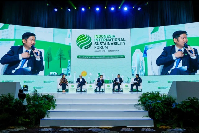 Presiden Direktur PT Astra Agro Lestari Tbk Djap Tet Fa (tengah) menyampaikan paparan pada Indonesia International Sustainability Forum (ISF) 2025 di Jakarta International Convention Center (JICC) Senayan, Jakarta, Jumat (10/10/2025). Foto: Dok. Astra
