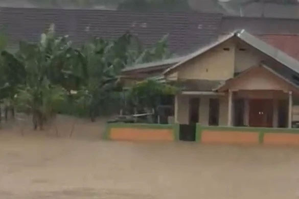 Hujan deras yang mengguyur wilayah Kecamatan Cisolok, Kabupaten Sukabumi, pada Senin (27/10) sore, mengakibatkan terjadinya banjir.  Foto: Dok. Istimewa
