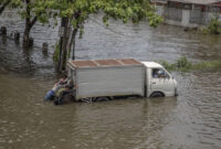 Sejumlah warga bergotong royong mendorong sebuah truk yang mogok seusai menembus genangan banjir jalur utama pantura Semarang-Surabaya, Jalan Kaligawe Raya, Semarang, Jawa Tengah, Kamis (23/10/2025). Foto: Aji Styawan/ANTARA FOTO