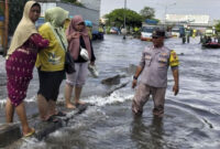 Banjir di Jalan Pantura Kaligawe, Kecamatan Genuk, Kota Semarang, Jawa Tengah, masih belum surut hingga Sabtu (25/10/2025). Foto: Dok.  Polsek Genuk