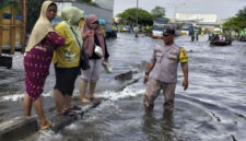Banjir di Jalan Pantura Kaligawe, Kecamatan Genuk, Kota Semarang, Jawa Tengah, masih belum surut hingga Sabtu (25/10/2025). Foto: Dok.  Polsek Genuk