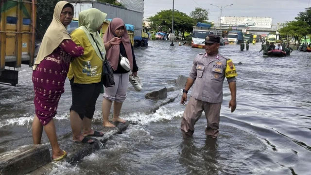Banjir di Jalan Pantura Kaligawe, Kecamatan Genuk, Kota Semarang, Jawa Tengah, masih belum surut hingga Sabtu (25/10/2025). Foto: Dok.  Polsek Genuk