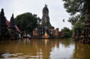 Pemandangan kuil Buddha yang terendam banjir yang terletak di kota kuno Ayutthaya, Thailand. Foto: Chalinee Thirasupa/Reuters
