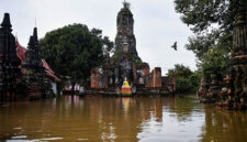 Pemandangan kuil Buddha yang terendam banjir yang terletak di kota kuno Ayutthaya, Thailand. Foto: Chalinee Thirasupa/Reuters
