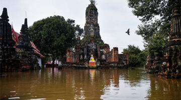 Pemandangan kuil Buddha yang terendam banjir yang terletak di kota kuno Ayutthaya, Thailand. Foto: Chalinee Thirasupa/Reuters
