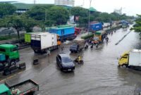 Suasana Jalan Kaligawe Raya atau Pantura Demak Semarang yang tergenang air, Rabu (22/10/2025).  Foto: Intan Alliva Khansa/kumparan