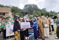 Ibu-ibu Indo Jalito menyerahkan bantuan untuk korban kebakaran rumah di Koto Katik, Padang Panjang.