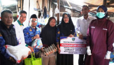 Salah seorang penerima  bantuan layanan kesejahteraan sosial.