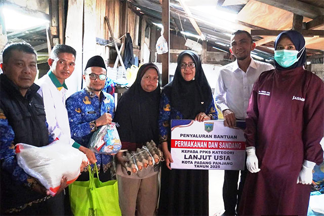 Salah seorang penerima  bantuan layanan kesejahteraan sosial.