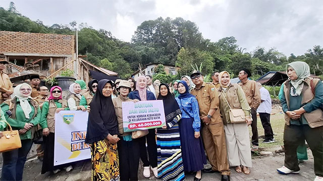 Ibu-ibu Indo Jalito menyerahkan bantuan untuk korban kebakaran rumah di Koto Katik, Padang Panjang.