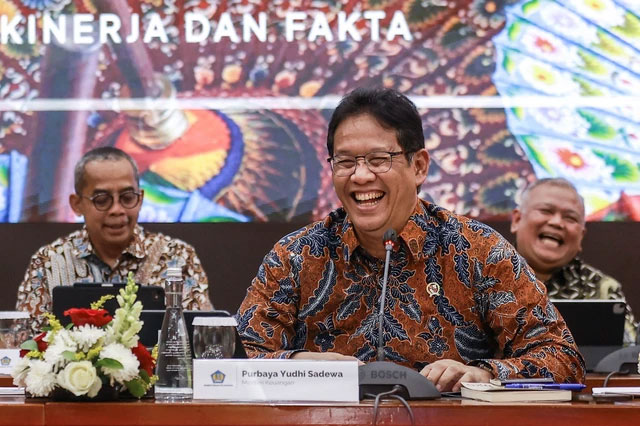 Menteri Keuangan Purbaya Yudhi Sadewa menyampaikan paparan pada konferensi pers APBN KiTa edisi Oktober 2025 di Jakarta, Selasa (14/10/2025). Foto: Dhemas Reviyanto/ANTARA FOTO