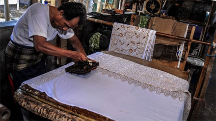 Pembuatan batik Pekalongan Foto: Antara/Harviyan Perdana Putra
