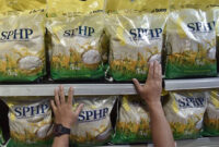 Petugas menata beras Stabilisasi Pasokan dan Harga Pangan (SPHP) di Transmart, Cempaka Putih, Jakarta Pusat, Selasa (26/8/2025). Foto: Fakhri Hermansyah/ANTARA FOTO
