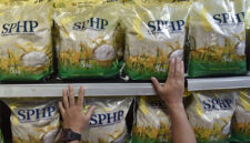 Petugas menata beras Stabilisasi Pasokan dan Harga Pangan (SPHP) di Transmart, Cempaka Putih, Jakarta Pusat, Selasa (26/8/2025). Foto: Fakhri Hermansyah/ANTARA FOTO
