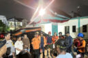 Upaya pencarian bocah 8 tahun yang hanyut ke kali saat bermain hujan di Pamulang Estate, Tangsel pada Minggu (26/10/2025) malam. Foto: Dok. BPBD Tangsel