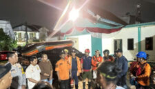 Upaya pencarian bocah 8 tahun yang hanyut ke kali saat bermain hujan di Pamulang Estate, Tangsel pada Minggu (26/10/2025) malam. Foto: Dok. BPBD Tangsel
