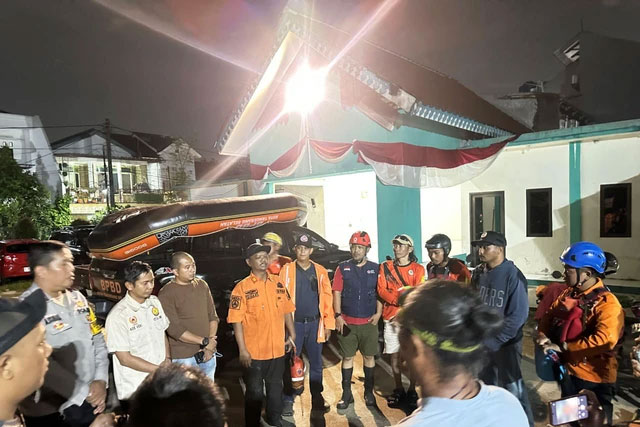Upaya pencarian bocah 8 tahun yang hanyut ke kali saat bermain hujan di Pamulang Estate, Tangsel pada Minggu (26/10/2025) malam. Foto: Dok. BPBD Tangsel