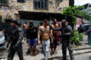 Anggota unit khusus polisi militer menangkap tersangka pengedar narkoba selama operasi polisi melawan perdagangan narkoba di favela do Penha, di Rio de Janeiro, Brasil (28/10/2025). Foto: Aline Massuca/REUTERS