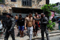 Anggota unit khusus polisi militer menangkap tersangka pengedar narkoba selama operasi polisi melawan perdagangan narkoba di favela do Penha, di Rio de Janeiro, Brasil (28/10/2025). Foto: Aline Massuca/REUTERS
