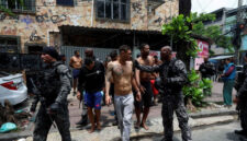 Anggota unit khusus polisi militer menangkap tersangka pengedar narkoba selama operasi polisi melawan perdagangan narkoba di favela do Penha, di Rio de Janeiro, Brasil (28/10/2025). Foto: Aline Massuca/REUTERS
