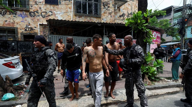 Anggota unit khusus polisi militer menangkap tersangka pengedar narkoba selama operasi polisi melawan perdagangan narkoba di favela do Penha, di Rio de Janeiro, Brasil (28/10/2025). Foto: Aline Massuca/REUTERS