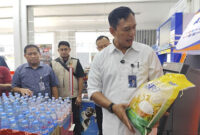 Dirut Bulog Mayjen TNI Ahmad Rizal Ramdhani peninjauan beras SPHP dan beras premium di Alfamart Radio Dalam, Jakarta Selatan, Minggu (14/9/2025).  Foto: Widya Islamiati/kumparan

