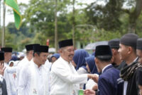 Lapangan PTPN Kayu Aro dipenuhi ribuan santri, para kiai, dan masyarakat yang antusias mengikuti Apel Peringatan Hari Santri Nasional Tahun 2025, Rabu (22/10).