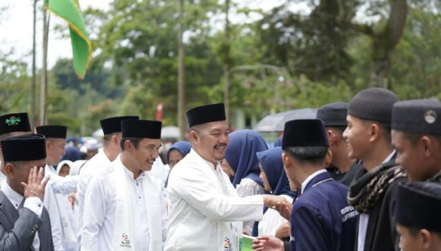 Lapangan PTPN Kayu Aro dipenuhi ribuan santri, para kiai, dan masyarakat yang antusias mengikuti Apel Peringatan Hari Santri Nasional Tahun 2025, Rabu (22/10).