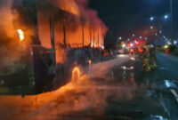 Bus terbakar di Tol Wiyoto Wiyono, Jakarta Utara, Selasa (14/10). Foto: Dok. Istimewa
