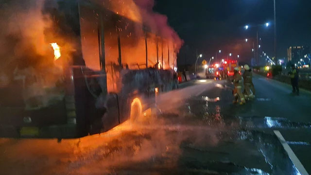 Bus terbakar di Tol Wiyoto Wiyono, Jakarta Utara, Selasa (14/10). Foto: Dok. Istimewa

