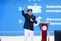 Mensos Saifullah Yusuf memperkenalkan almamater resmi untuk wali asuh dan wali asrama Sekolah Rakyat di Gedung Aneka Bakti Kementerian Sosial, Senin (20/10/2025). Foto: Kemensos RI