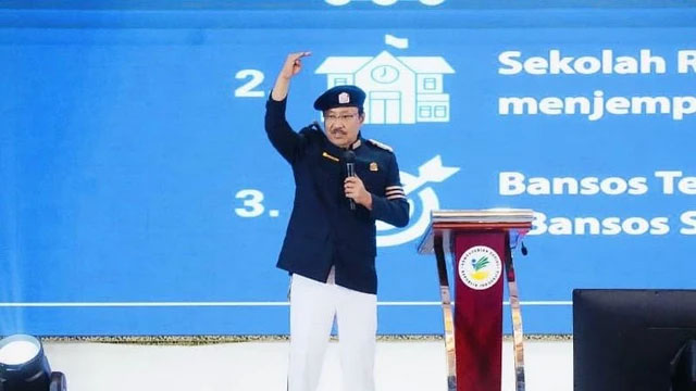 Mensos Saifullah Yusuf memperkenalkan almamater resmi untuk wali asuh dan wali asrama Sekolah Rakyat di Gedung Aneka Bakti Kementerian Sosial, Senin (20/10/2025). Foto: Kemensos RI