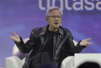 CEO NVIDIA Jensen Huang menyampaikan pemaparan dalam acara diskusi pada Indonesia AI Day di Jakarta, Kamis (14/11/2024). Foto: Jamal Ramadhan/kumparan
