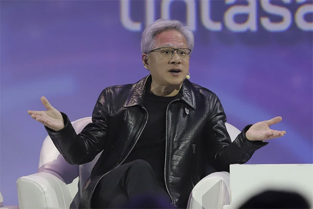 CEO NVIDIA Jensen Huang menyampaikan pemaparan dalam acara diskusi pada Indonesia AI Day di Jakarta, Kamis (14/11/2024). Foto: Jamal Ramadhan/kumparan
