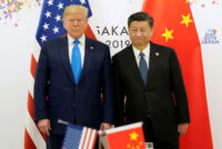 Presiden Amerika Serikat Donald Trump (kiri) bertemu dengan Presiden China Xi Jinping (kanan) pada pertemuan bilateral di KTT G20 di Osaka, Jepang. Foto: REUTERS / Kevin Lamarque
